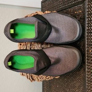 Recuperating shoes oofos